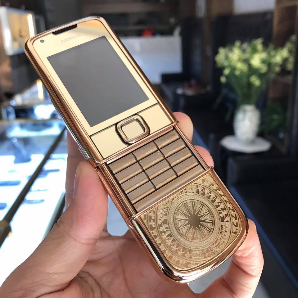Nokia 8800 Gold Arte Trống Đồng: Một sự kết hợp độc đáo giữa vật liệu đồng và vàng 18K trong thiết kế sang trọng của Nokia 8800 Gold Arte Trống Đồng. Hãy chiêm ngưỡng khung viền bóng bẩy và màn hình sapphire cực kỳ chắc chắn. Đây chắc chắn là món đồ trang sức đắt giá nhất của bạn.